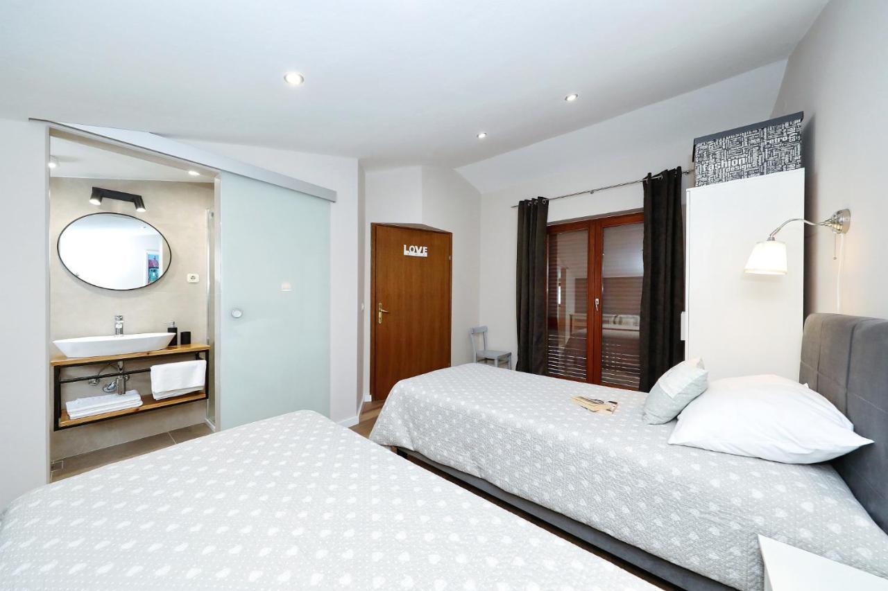 Apartments "Villa Antisin" With Heated Pool 扎达尔 外观 照片